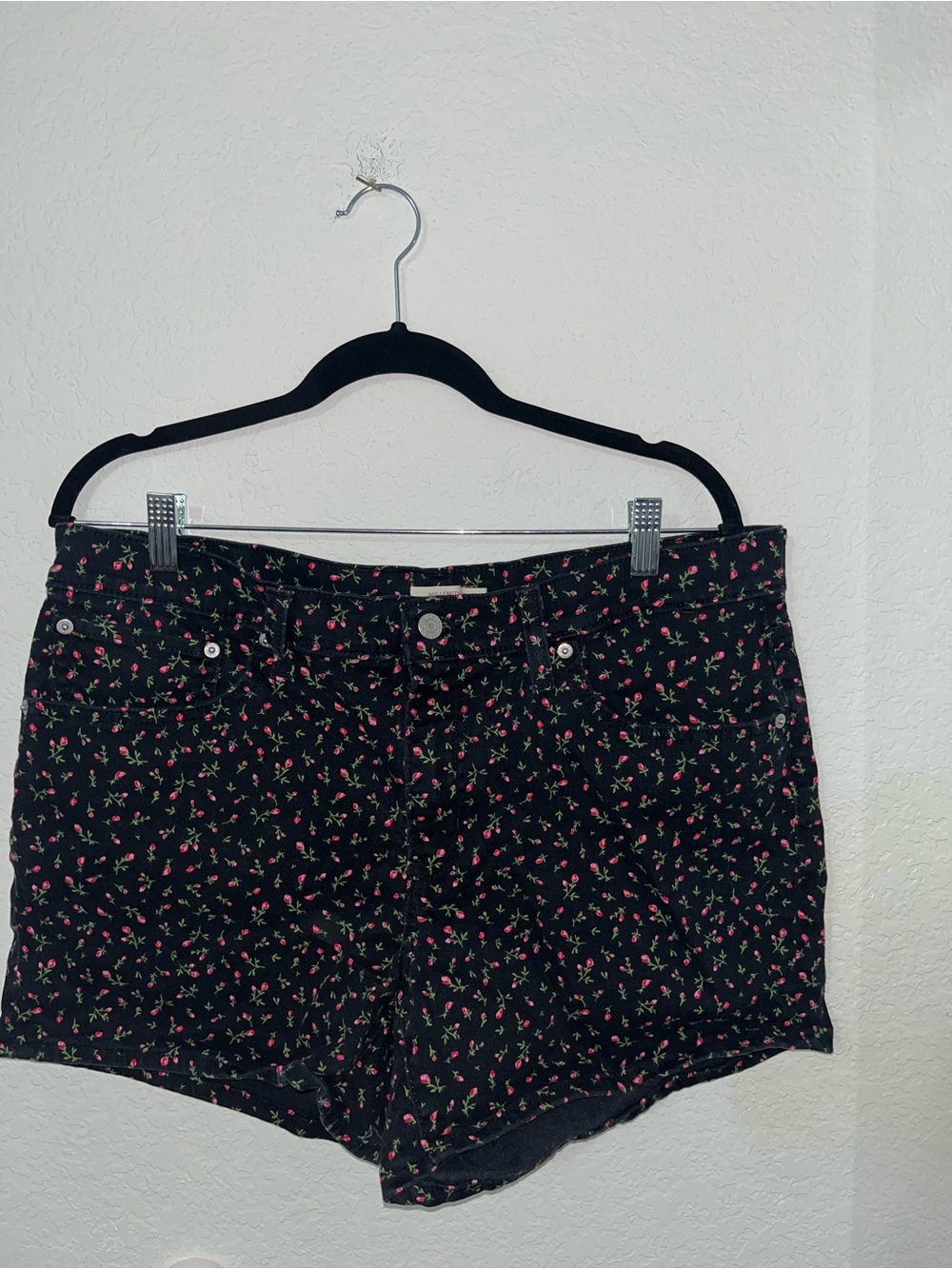 Levi’s Mid-Length Flower Print Shorts